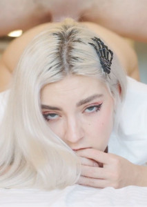 Eva Elfie โดนแตกใส่หน้า น้ำพุ่งจนเลอะ ไม่หลบ แถมแลบลิ้นรับด้วย