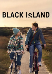 Black Island (2021) เกาะมรณะ ชายหนุ่มยืนเดียวดายบนเกาะกลางทะเล บรรยากาศหม่นลึกลับ สื่อถึงความตึงเครียดและภัยที่กำลังคืบคลาน