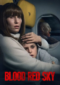 Blood Red Sky (2021) หญิงสาวสวมเสื้อคอเต่าสีขาวนั่งอยู่ในเครื่องบิน โอบกอดลูกชายตัวน้อยด้วยสีหน้ากังวล ขณะที่หน้าต่าง