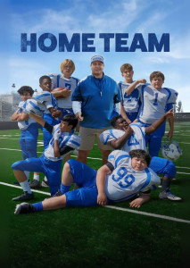 Home Team (2022) โค้ชอเมริกันฟุตบอล สวมชุดกีฬาอยู่กลางสนามฟุตบอล ฤดูร้อน แสงแดดส่อง โค้ชถือลูกฟุตบอล มองออกไปข้างหน้า มีนักฟุตบอลเยาวชนยืนอยู่ข้างหลังในชุดยูนิฟอร์มแตกต่างกัน