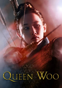 Queen Woo (2024) พระราชินีอูในชุดฮันบกสีแดงเข้มพร้อมเครื่องประดับศีรษะหรูหรา เธอนั่งอย่างสง่างามท่ามกลางฉากหลังวังเกาหลีโบราณ โทนสีเข้มขรึมตัดกับแสงไฟที่ส่องลงมา เน้นความจริงจังและอำนาจของราชินีผู้แข็งแกร่ง