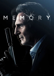 Memory (2022) อเล็กซ์ ลูอิส ในชุดสีเข้ม พร้อมอาวุธ สื่อถึงความตึงเครียดของภารกิจสุดท้ายของเขา