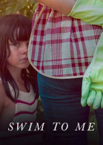 Swim to Me (2025) พี่เลี้ยงแสนรัก แสดงหญิงสาวชาวชิลีในชุดว่ายน้ำถ่ายทอดความเหงาและความผูกพันลึกลับระหว่างพี่เลี้ยงกับเด็กหญิง