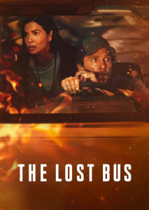 The Lost Bus (2025) รถบัสที่หายไป แสดงคนขับรถบัสพร้อมเด็กนักเรียนท่ามกลางเปลวไฟและควันดำจากไฟป่า