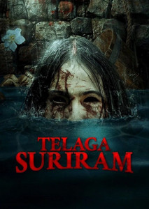 Telaga Suriram (2025) บ่ออาถรรพ์ แสดงหญิงสาวยืนริมบ่อน้ำในความมืด สื่อถึงตำนานสยองและอาถรรพ์ที่กลับมาหลอกหลอนหมู่บ้าน