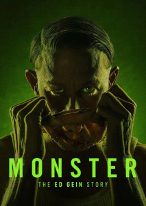 Monster The Ed Gein Story (2025) ปีศาจ: เรื่องราวของเอ็ด กีน แสดงชายลึกลับยืนท่ามกลางความมืด สื่อถึงจิตใจที่บิดเบี้ยว
