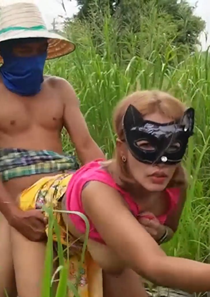 เจ๊นมใหญ่งานแรง นุ่งผ้าถุงมาจัดกับลุงทำสวนแบบเอาท์ดอร์