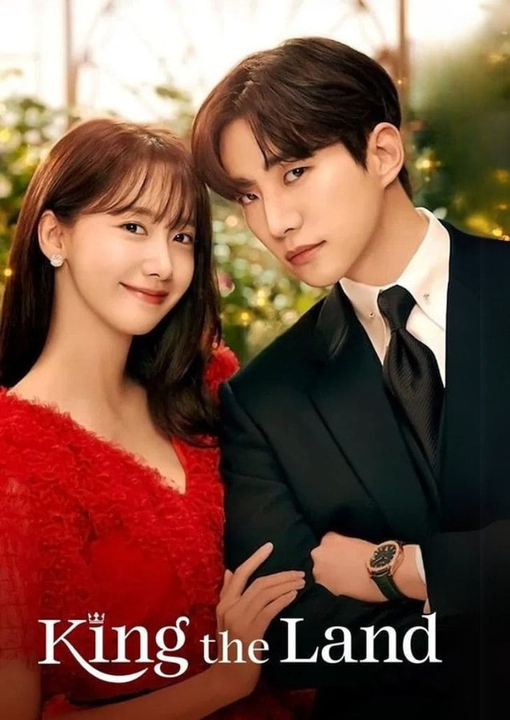 King the Land (2023) แสดงภาพชายหนุ่มในชุดสูทสีเข้มและหญิงสาวในชุดเดรสสีฟ้าเข้ม ทั้งสองยืนเคียงข้างกันในบรรยากาศหรูหรา