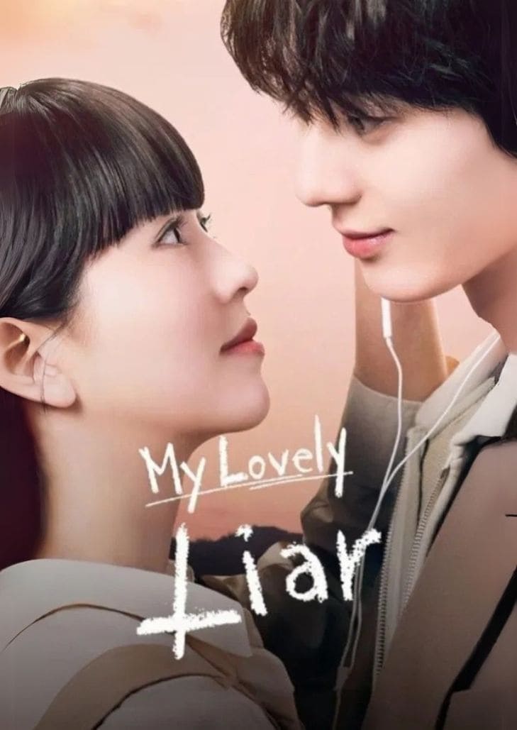 My Lovely Liar (2023) เป็นแนวโรแมนติกคอมเมดี้ผสมแฟนตาซีและลึกลับ ที่เล่าเรื่องของ"มกซลฮี"(รับบทโดย คิมโซฮยอน) หญิงสาว