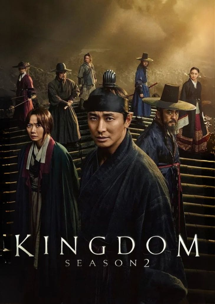 Kingdom (2020) นักรบหนุ่มถือดาบยืนกลางสนามรบ เต็มไปด้วยควันและแสงสีทองของพระอาทิตย์ยามเย็น