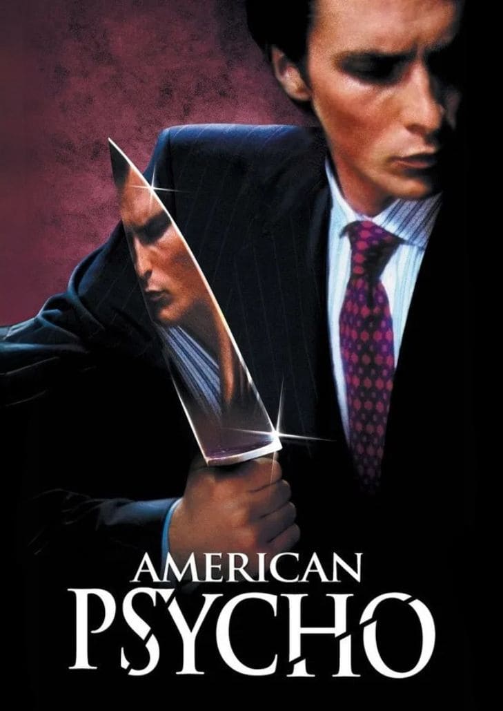 American Psycho (2000) แนวจิตวิทยาระทึกขวัญ ชายหนุ่มนักธุรกิจในชุดสูท กำลังจ้องมองด้วยสายตาเย็นชา