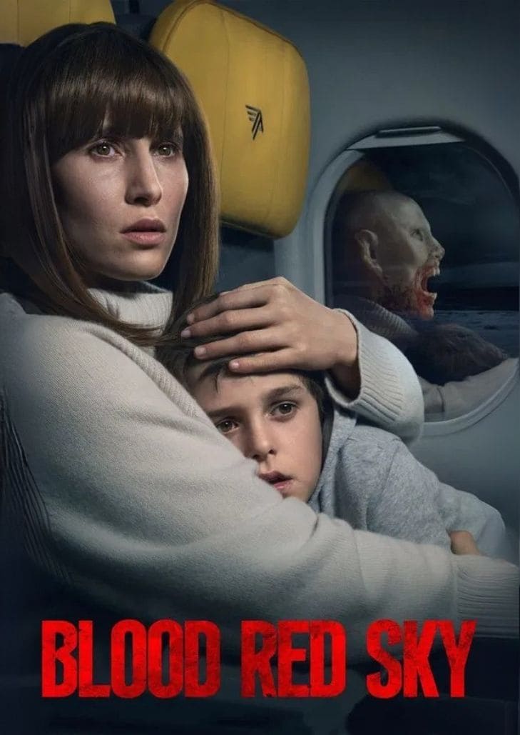 Blood Red Sky (2021) หญิงสาวสวมเสื้อคอเต่าสีขาวนั่งอยู่ในเครื่องบิน โอบกอดลูกชายตัวน้อยด้วยสีหน้ากังวล ขณะที่หน้าต่าง