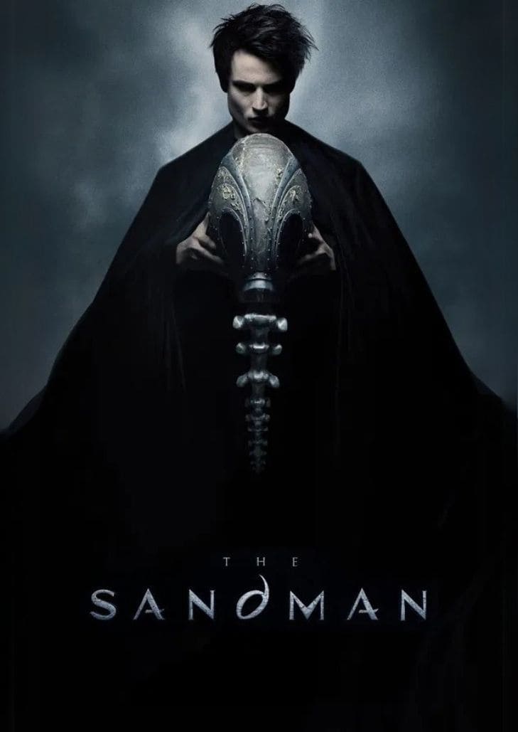 The Sandman (2022) เดอะ แซนด์แมน แสดงตัวละคร มอร์เฟียส ราชาแห่งความฝัน ยืนในโลกแห่งความฝันที่เต็มไปด้วยหมอกและสถาปัตยกรรม