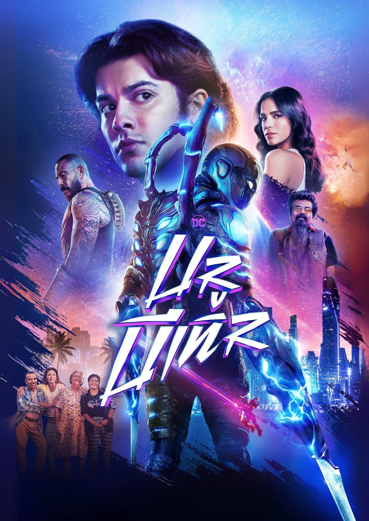 Blue Beetle (2023) ในชุดเกราะเต็มตัวเรืองแสงสีฟ้า ยืนอยู่ตรงกลาง เบื้องหลังมีเงาเบลอของครอบครัวและผู้ช่วยเหลือ