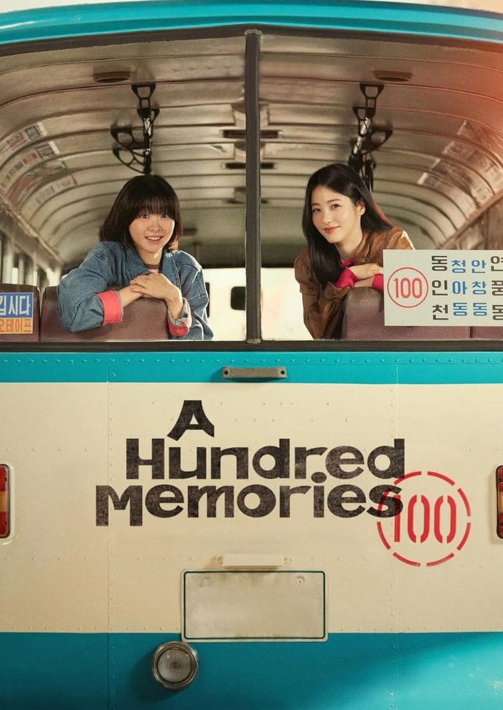 A Hundred Memories (2025) รถสายรัก เลขที่ 100 แสดงหญิงสาวสองคนในชุดพนักงานเก็บค่าโดยสารรถเมล์ยุค 80 ยืนอยู่หน้ารถสาย 100