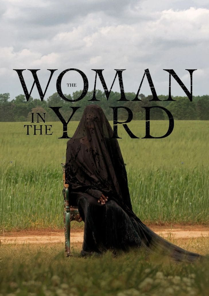 The Woman in the Yard (2025) วิปลาสหลอนตาย แสดงหญิงลึกลับในลานบ้านมืด สื่อถึงความหลอนและปริศนาเหนือธรรมชาติ