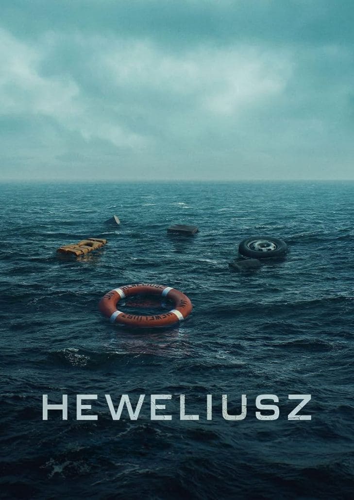 Heweliusz (2025) ฝ่าคลื่นทะเลคลั่ง แสดงเรือเฟอร์รี่เผชิญพายุทะเลรุนแรง พร้อมโทนหม่นสะท้อนเหตุการณ์ดราม่ากลางมหาสมุทร