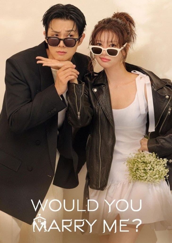 Would You Marry Me (2025) แสดงคู่พระนางยืนเคียงกันในบรรยากาศโรแมนติก สื่อถึงความรักปลอมที่อาจกลายเป็นจริง