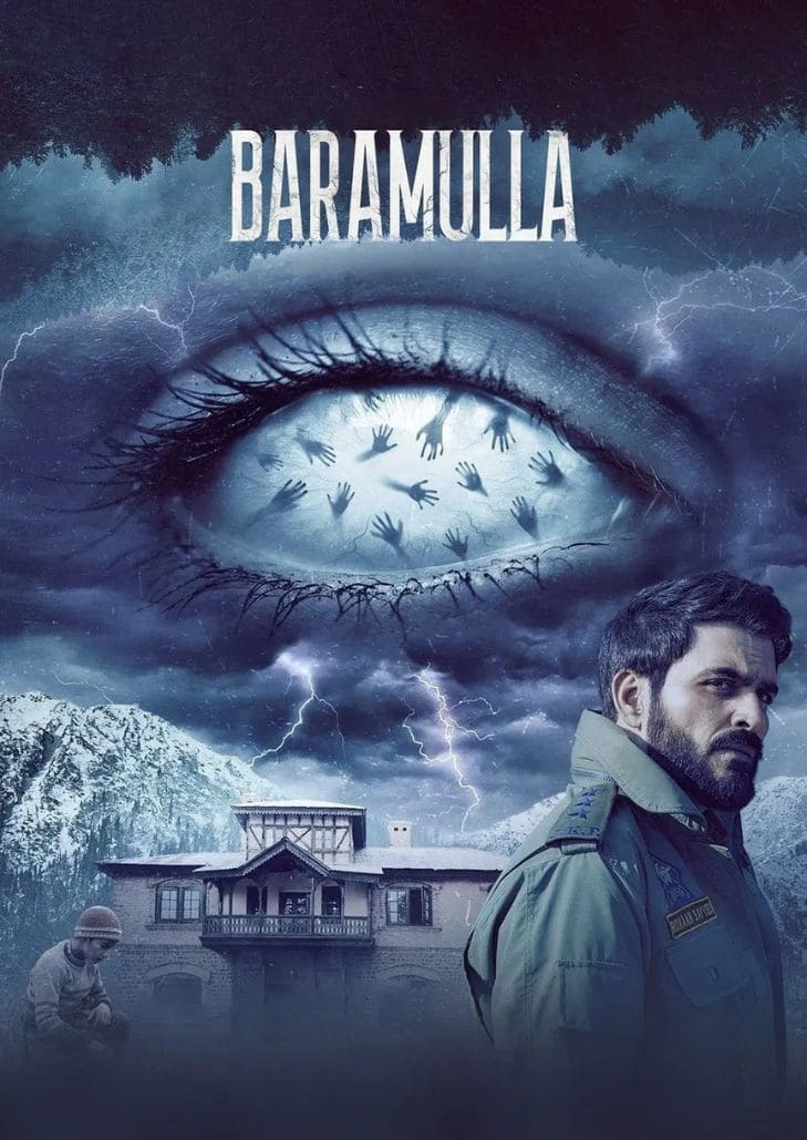 Baramulla (2025) บารามุลลาอาถรรพ์ แสดงเจ้าหน้าที่ตำรวจยืนท่ามกลางบรรยากาศมืดหม่น รายล้อมด้วยเงาลึกลับและบ้านอาถรรพ์ในกัชเมียร์