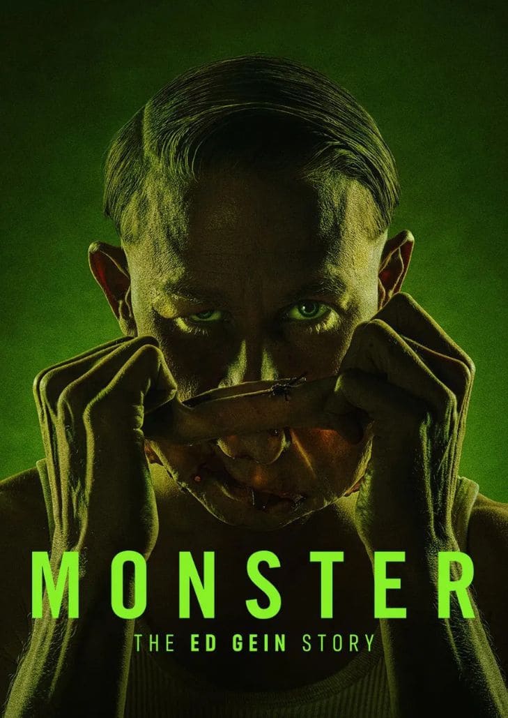 Monster The Ed Gein Story (2025) ปีศาจ: เรื่องราวของเอ็ด กีน แสดงชายลึกลับยืนท่ามกลางความมืด สื่อถึงจิตใจที่บิดเบี้ยว